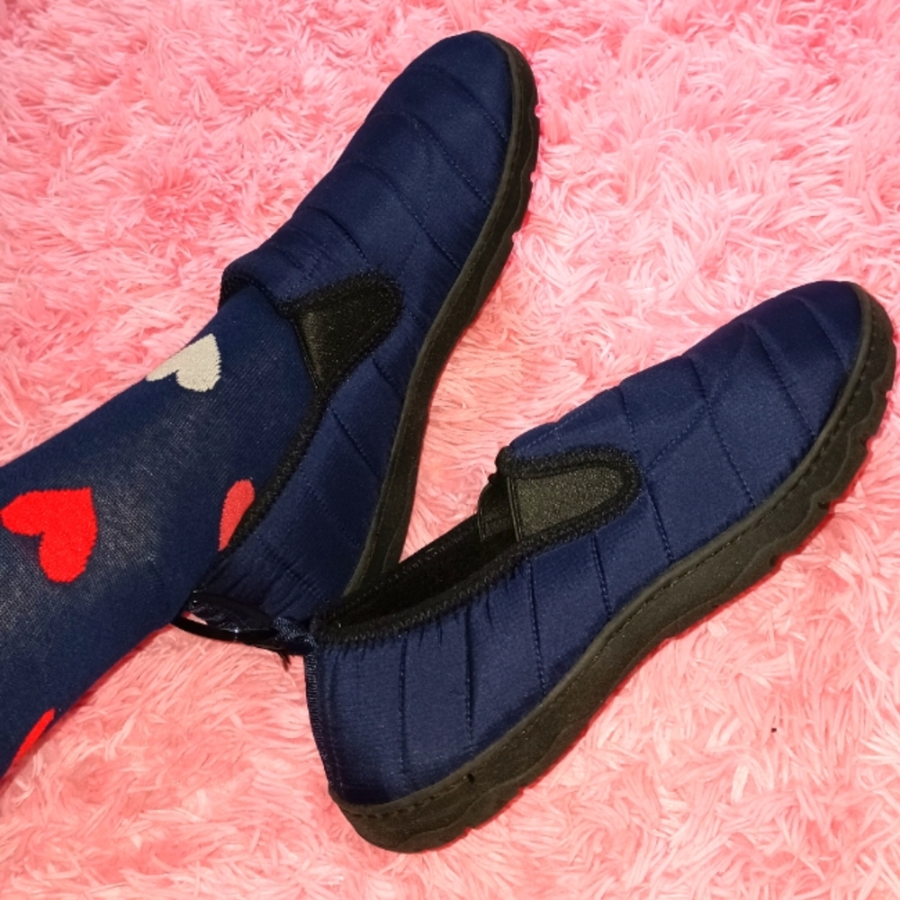 NWOT Men's slippers, size 8, Navy Blue